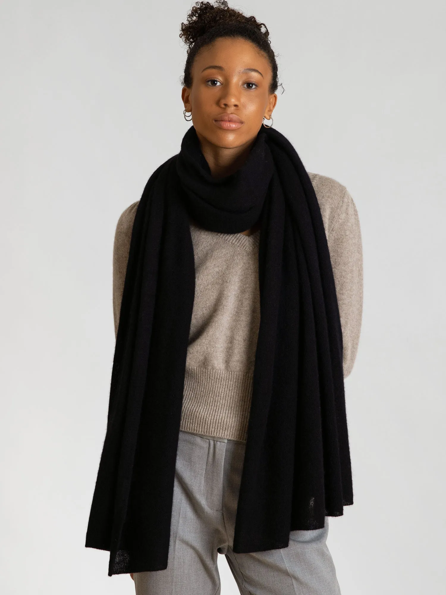 Airy cashmere scarf "Flow" - black