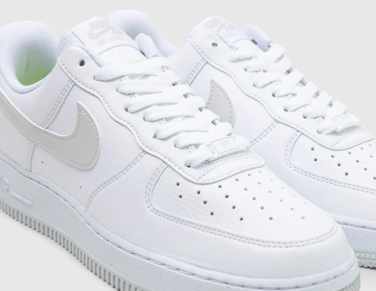 Nike Air Force 1 '07 SE White / Photon Dust - Volt